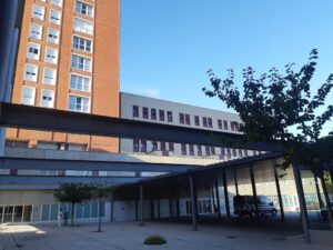 Entrada al Hospital Río Carrión desde la plaza de Consultas Externas. / Óscar Herrero