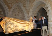Husillos inaugura el facsímil del sarcófago de la orestíada