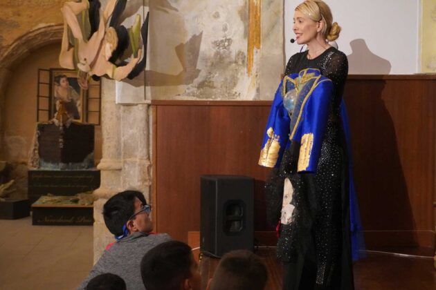 Rosana Largo durante una visita guiada al Museo de los Cuentos y la Ciencia en Paredes de Nava | Aida Acitores