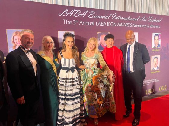 Rosana Largo posa con Jessica Alba y otras personalidades del mundo de la cultura en Los Ángeles, Estados Unidos, durante la gala de los LABA ICON Awards 2023