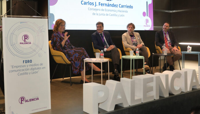 (IaD) La presidenta de la Diputación, Ángeles Armisén; el consejero de Economía y Hacienda, Carlos Fernández Carriedo; el concejal de Cultura, Fran Fernandez; y el director del Grupo Palencia Invierte, Sergio Lozano, en la inauguración del I Foro Empresas y Medios de Comunicación digitales en Castilla y León. / Brágimo (ICAL)