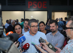 El secretario general del PSOECyL, Luis Tudanca; el portavoz del Grupo Socialista en el Congreso de los Diputados, Patxi López; y la alcaldesa de Palencia y secretaria general del PSOE de Palencia, Miriam Andrés, inauguran la nueva sede del PSOE de Palencia. / Brágimo (ICAL)
