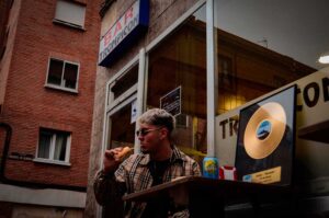 El rapero palentino RUBIN posa con su primer Disco de Oro. Foto: @ocre.314