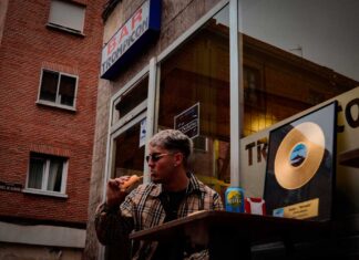 El rapero palentino RUBIN posa con su primer Disco de Oro. Foto: @ocre.314