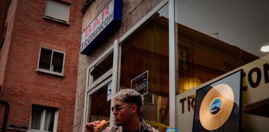 El rapero palentino RUBIN posa con su primer Disco de Oro. Foto: @ocre.314