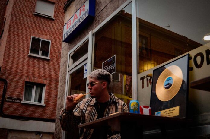El rapero palentino RUBIN posa con su primer Disco de Oro. Foto: @ocre.314