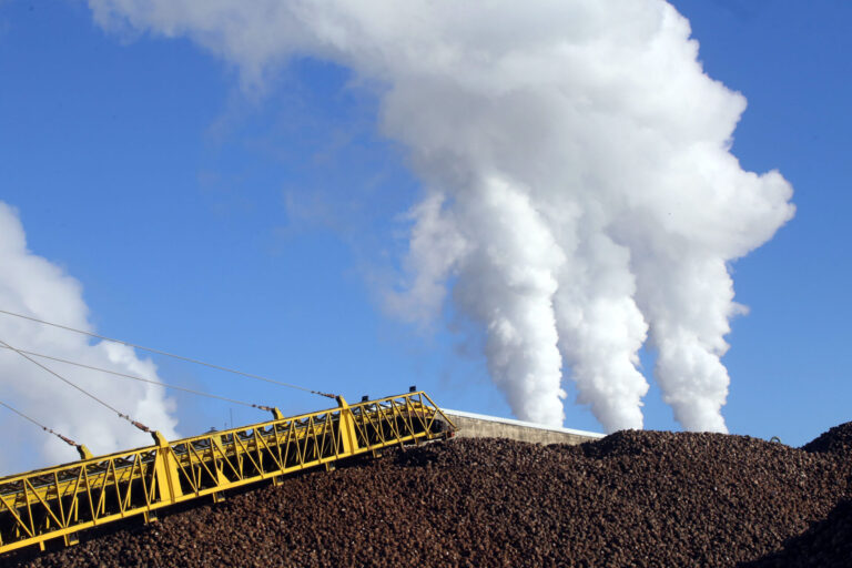 Descarga de remolacha en la azucarera ACOR, en Olmedo (Valladolid). / ICAL