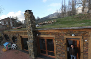 Una casa rural en Alba de los Cardaños junto al pantano de Camporredondo. / Brágimo (ICAL)