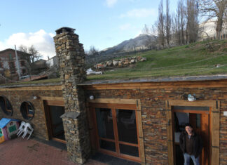 Una casa rural en Alba de los Cardaños junto al pantano de Camporredondo. / Brágimo (ICAL)