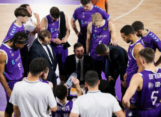 Marco Justo, durante un tiempo muerto el pasado sábado ante el Joventut. // acb Photo - V. Quintana