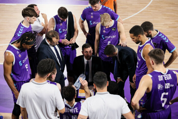 Marco Justo, durante un tiempo muerto el pasado sábado ante el Joventut. // acb Photo - V. Quintana