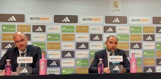 Chus Mateo (d), entrenador del Real Madrid Baloncesto, en la rueda de prensa posterior al partido contra el Zunder Palencia