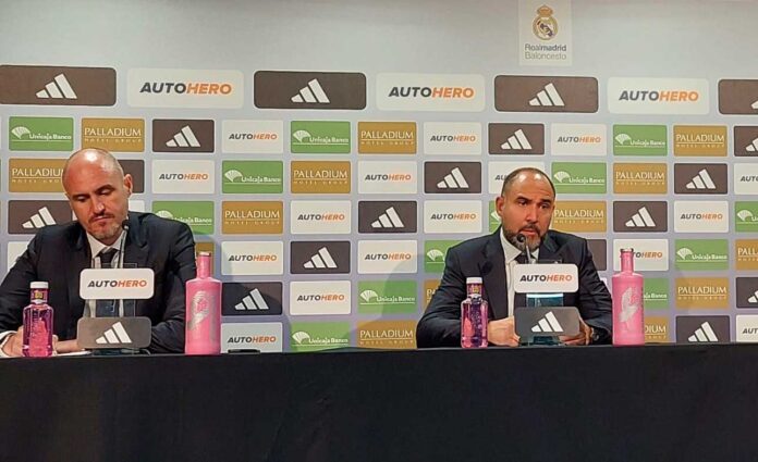 Chus Mateo (d), entrenador del Real Madrid Baloncesto, en la rueda de prensa posterior al partido contra el Zunder Palencia