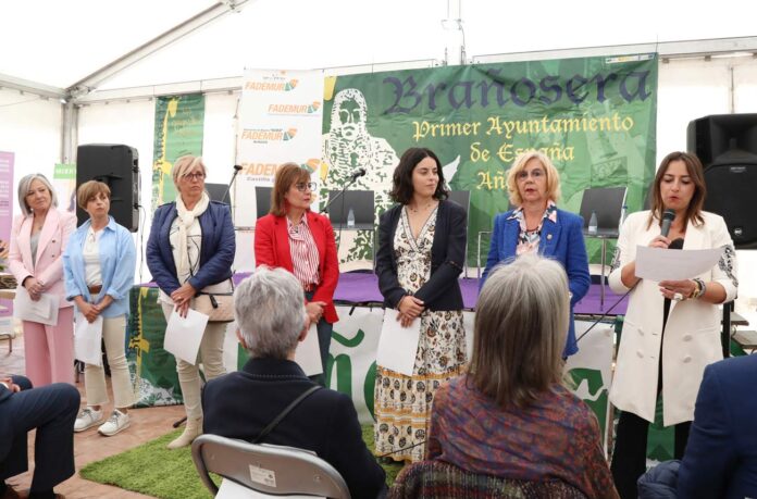 Brágimo / ICAL . Celebración del XXX Acto de exaltación del Fuero de Brañosera (Palencia)en la imagen siete alcaldesas palentinas leen el Fuero