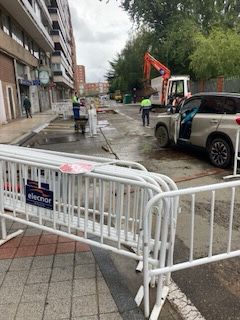 obras red de calor coche en hormigon