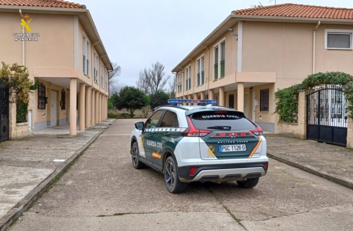 Callejón donde se detuvo el vehículo del conductor huido. / Guardia Civil de Palencia
