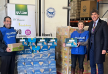 De izquierda a derecha: Julio Iglesias Martín, voluntario de la Gran Recogida; Rosa Ortega, secretaria del Banco de Alimentos de Palencia; y Javier Urbón, director de Relaciones Institucionales de Galletas Gullón