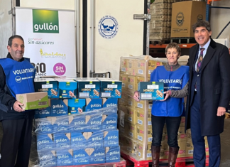 De izquierda a derecha: Julio Iglesias Martín, voluntario de la Gran Recogida; Rosa Ortega, secretaria del Banco de Alimentos de Palencia; y Javier Urbón, director de Relaciones Institucionales de Galletas Gullón