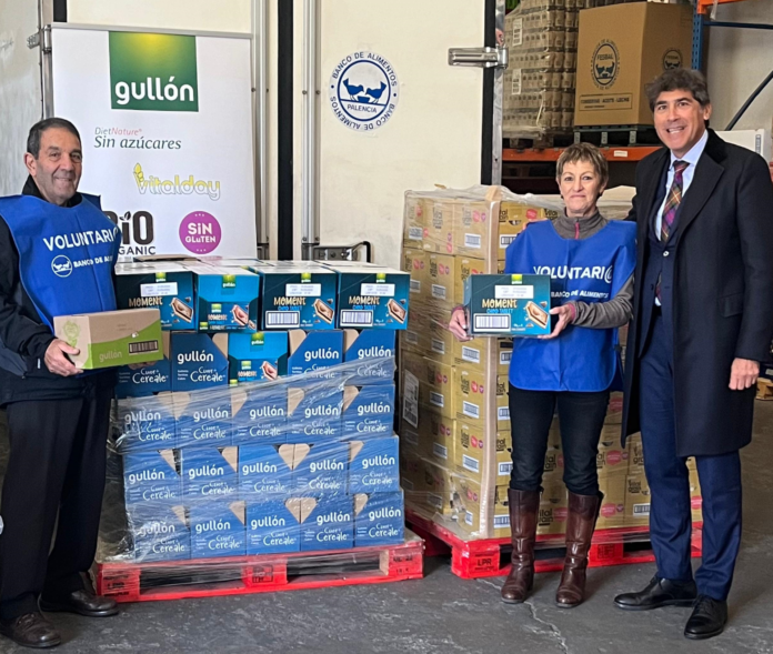 De izquierda a derecha: Julio Iglesias Martín, voluntario de la Gran Recogida; Rosa Ortega, secretaria del Banco de Alimentos de Palencia; y Javier Urbón, director de Relaciones Institucionales de Galletas Gullón