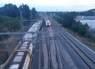 Acceso sur ferroviario de Palencia, donde se une la línea de Alta Velocidad (d) con dos de ancho ibérico . / Óscar Herrero