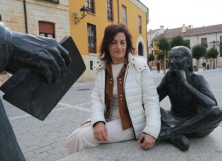 Anabel Fuente, trabajadora social de la Asociación Pavía, En la imagen, junto al monumento al Maestro en Palencia