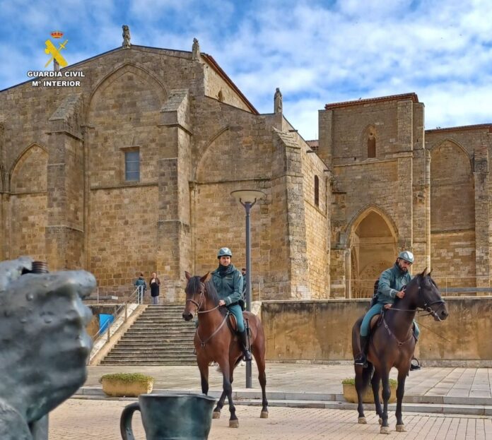 La Guardia Civil de Palencia refuerza la seguridad de los peregrinos con el Escuadrón de Caballería