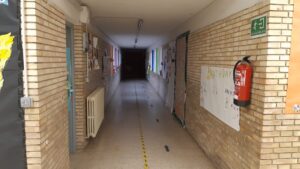 Pasillo interior de un colegio rural en Palencia. / Óscar Herrero