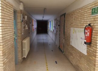 Pasillo interior de un colegio rural en Palencia. / Óscar Herrero