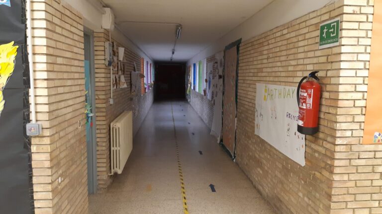 Pasillo interior de un colegio rural en Palencia. / Óscar Herrero
