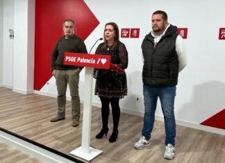 Belinda Mencía, acompañada de los concejales Luciano Mancebo (i) y Roberto Piélagos.