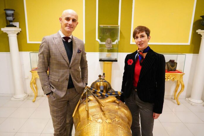 Aniversario-del-Museo-Egipcio-de-León---Los-directores-y-propietarios-del-museo,-Raúl-López-y-Beatriz-Cañas---Campillo-ICAL Aniversario del Museo Egipcio de León - Los directores y propietarios del museo, Raúl López y Beatriz Cañas - Campillo ICAL