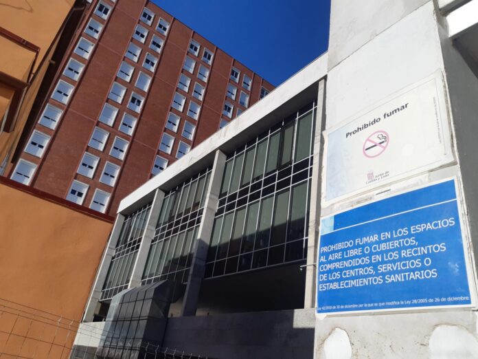 Edificio de Hospitalización del Río Carrión desde el antiguo acceso a Urgencias. / Óscar Herrero