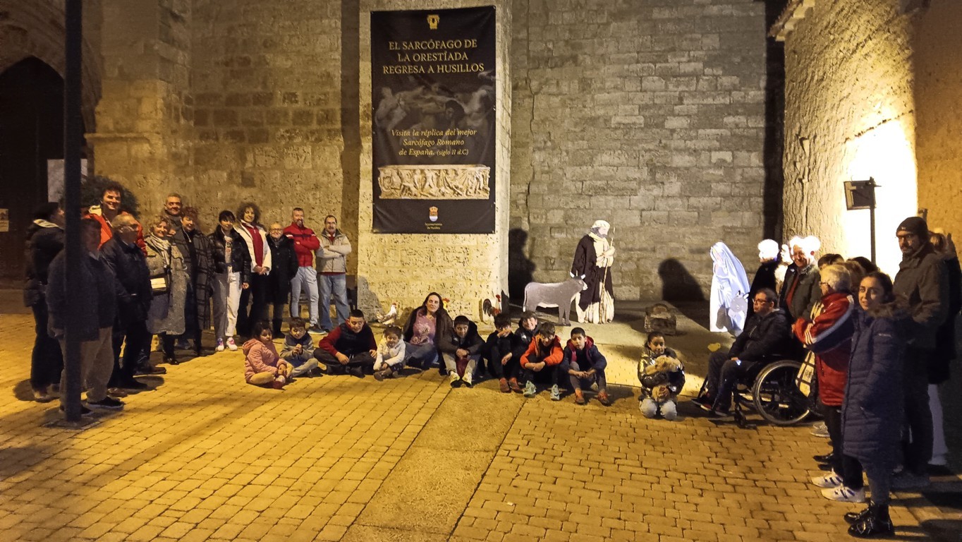 VECINOS DEL PUEBLO POSANDO ANTE EL MISTERIO DEL BELÉN JUNTO A LA IGLESIA EL DÍA DE SU INAUGURACIÓN