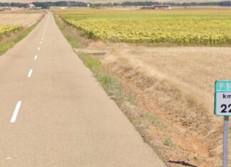 Imagen de la carretera P-981 e su tramo final en 2019, antes de que arrancaran las obras de construcción la Línea de Alta Velocidad a Cantabria en el entorno de Santillana de Campos. / Google Street View