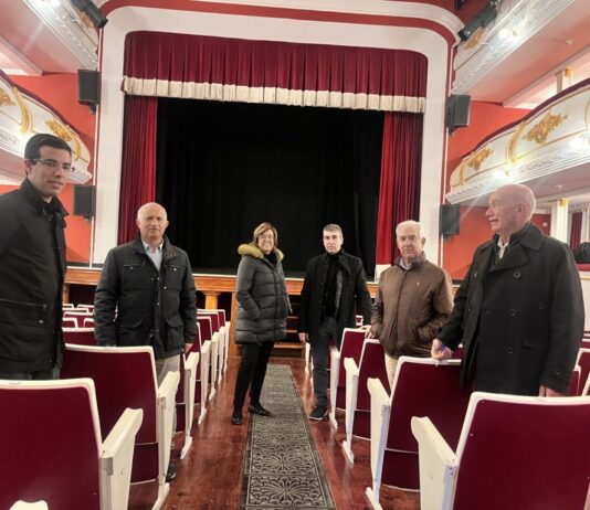 Ángeles Armisén visita el teatro Sarabia de Carrión de los Condes