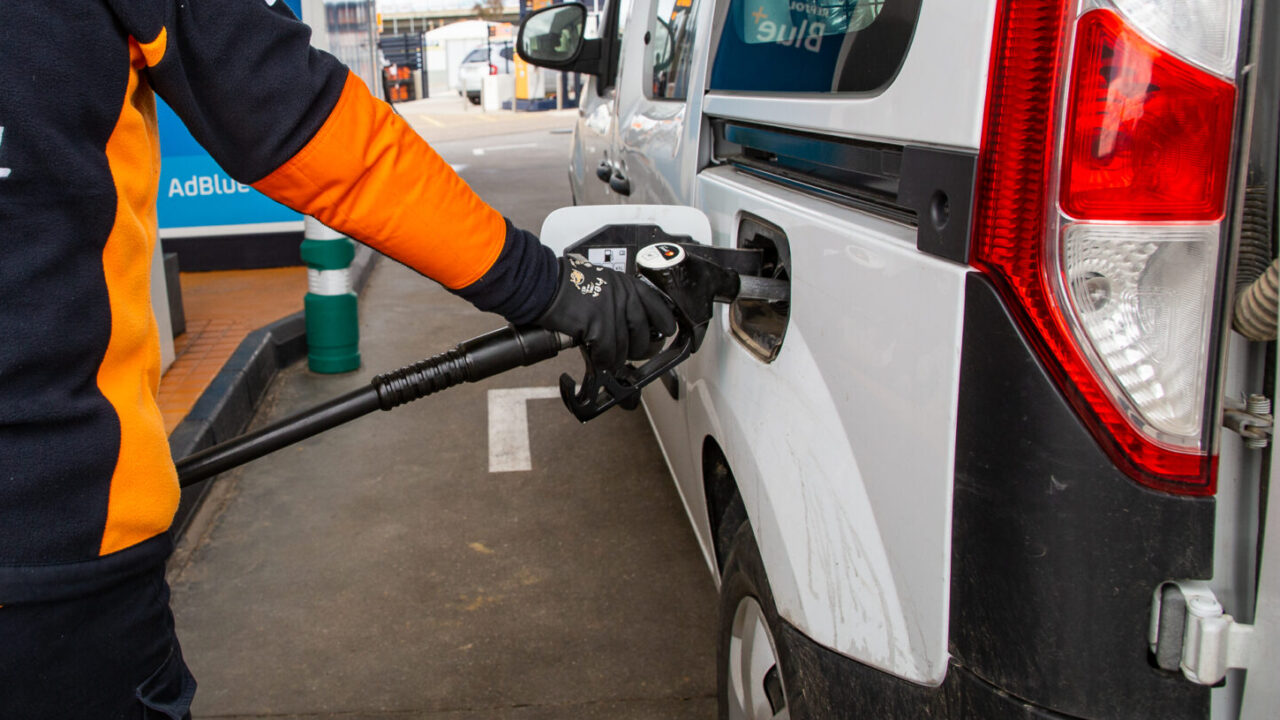 Un operario de una gasolinera echa carburante en un vehículo. / ICAL