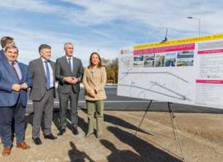 La consejera de Movilidad y Transformación Digital, María González Corral; acompañada por el alcalde de Segovia, José Mazarías; el vicepresidente de las Cortes, Francisco Vázquez; y el delegado territorial, Josñe Luis Sanz Merino; visita las obras que se han llevado a cabo en las carreteras CL-605 y CL-607