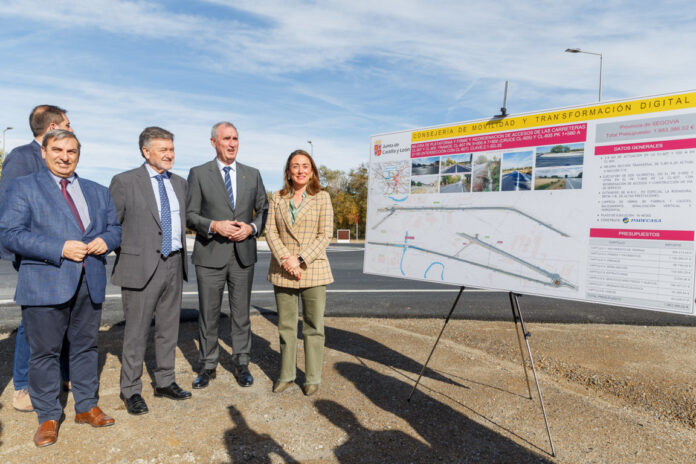 La consejera de Movilidad y Transformación Digital, María González Corral; acompañada por el alcalde de Segovia, José Mazarías; el vicepresidente de las Cortes, Francisco Vázquez; y el delegado territorial, Josñe Luis Sanz Merino; visita las obras que se han llevado a cabo en las carreteras CL-605 y CL-607