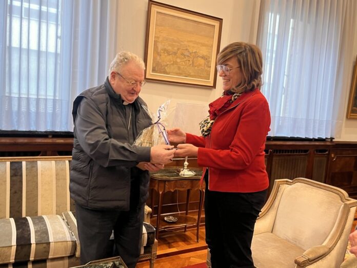 La presidenta de la Diputación traslada a Manuel Herrero su gratitud por sus siete años al frente de la Diócesis de Palencia