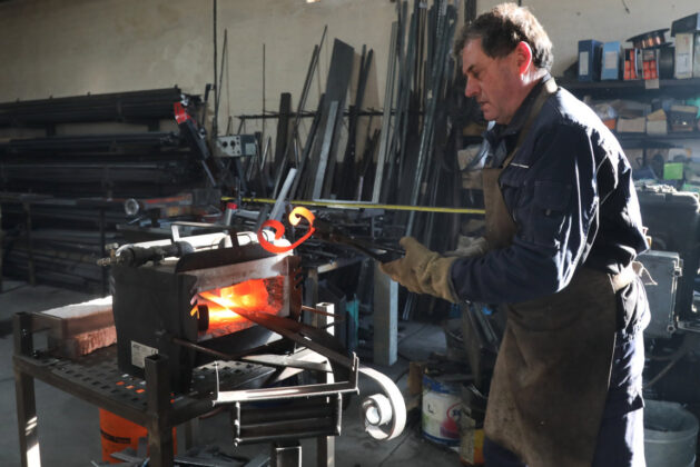 Jose Luis Tarilonte, en su taller de forja en Acera de la Vega