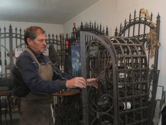 Jose Luis Tarilonte, en su taller de forja en Acera de la Vega