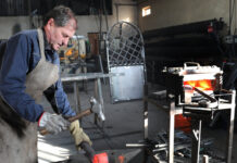 Jose Luis Tarilonte, en su taller de forja en Acera de la Vega