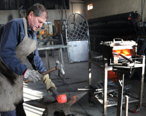 Jose Luis Tarilonte, en su taller de forja en Acera de la Vega