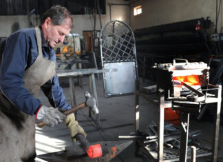 Jose Luis Tarilonte, en su taller de forja en Acera de la Vega