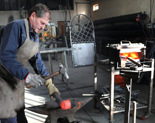 Jose Luis Tarilonte, en su taller de forja en Acera de la Vega