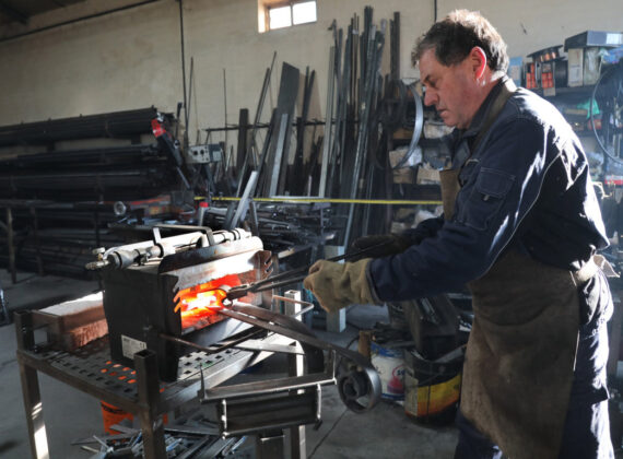 Jose Luis Tarilonte, en su taller de forja en Acera de la Vega