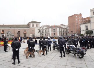 Izado de bandera por el 200 aniversario de la Policía Nacional en Valladolid