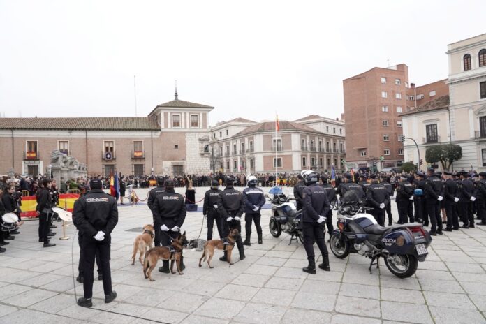 Izado de bandera por el 200 aniversario de la Policía Nacional en Valladolid