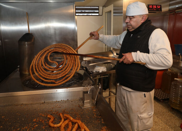 Brágimo / ICAL . Jaime Rubio prepara churros en la Churrería Jardinillos dentro del parque del mismo nombre en Palencia - Brágimo ICAL