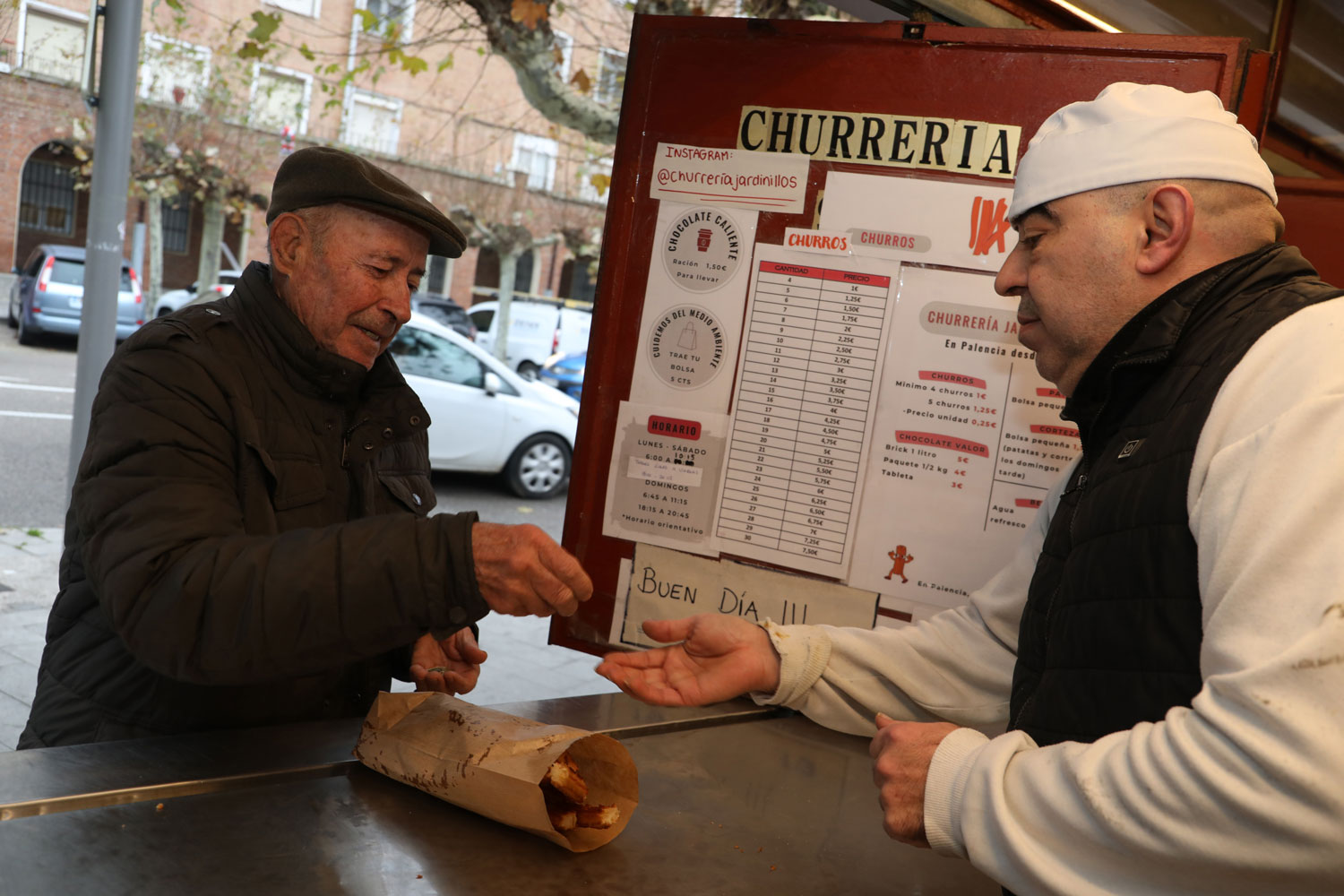 Brágimo / ICAL . Jaime Rubio prepara churros en la Churrería Jardinillos dentro del parque del mismo nombre en Palencia - Brágimo ICAL